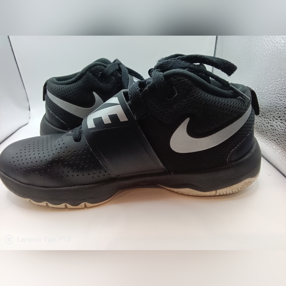Nike Team Hustle D8 Unisex Size 7Y Black Sneakers - Picture 2 of 7